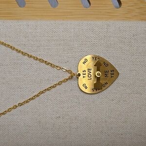 Gold Harriette necklace with movable arrow to go with your mood!